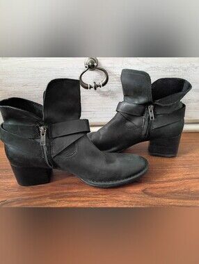 UGG Women's Elysian Zip Up Ankle Boots  Size 8.5